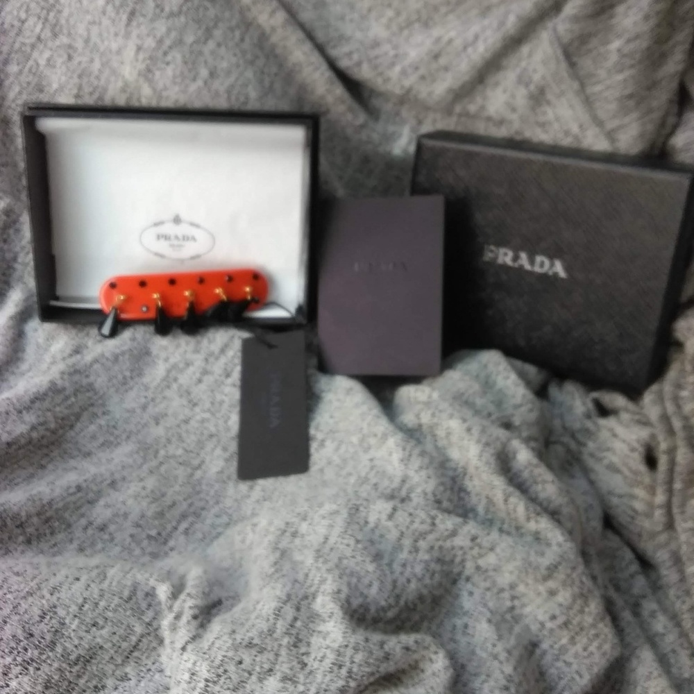 Prada hair clip - Picture 3 of 3
